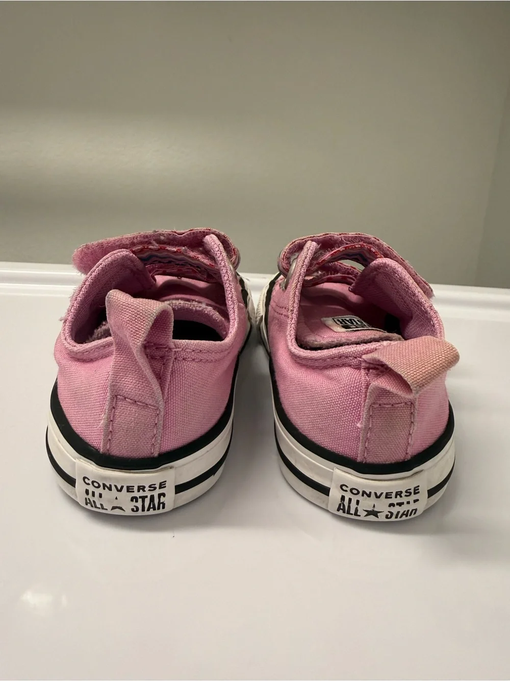 Converse Kids Pink Low-Top Sneakers with Multicolor Zigzag Straps